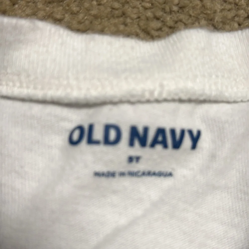 Old Navy Girls’ short-sleeve shirt in size 5T.